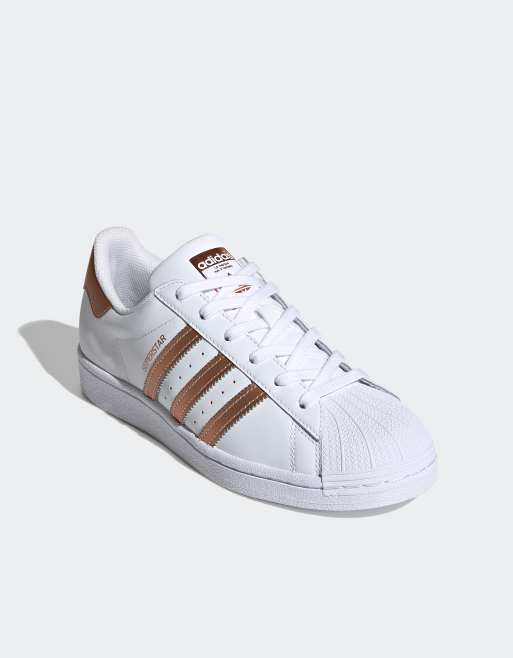 Oclusión Habitual Nuestra compañía Zapatillas de deporte blancas y cobre de adidas Originals Superstar | ASOS