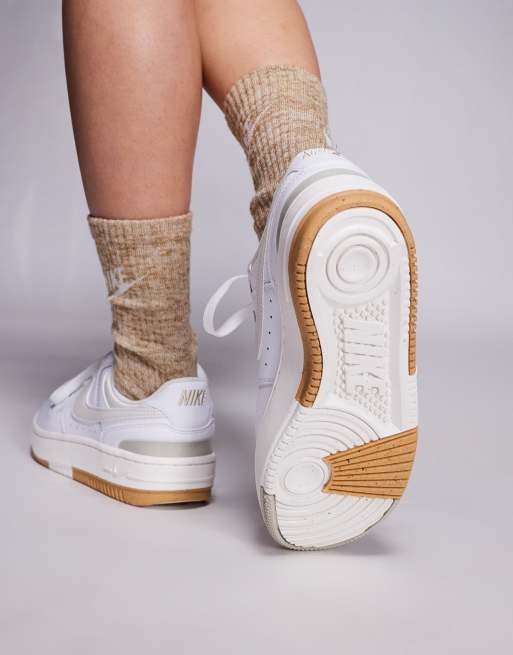 Nike color hueso store