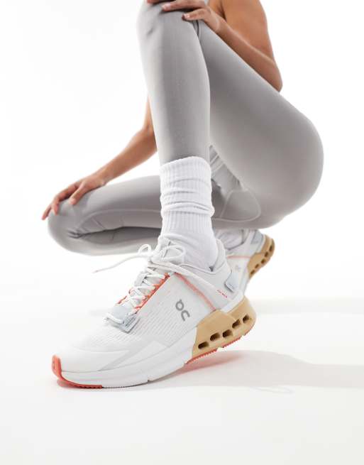 Zapatillas de deporte blancas y color melocotón Cloudnova Flux de ON