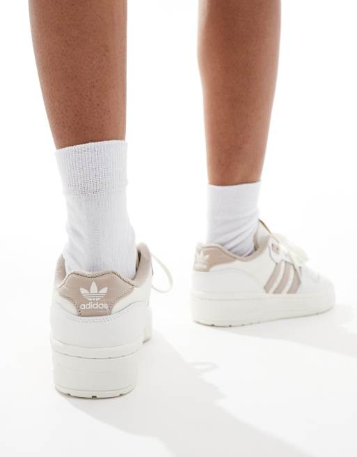 Zapatillas de deporte blancas y color topo Rivalry Low de adidas Originals ASOS
