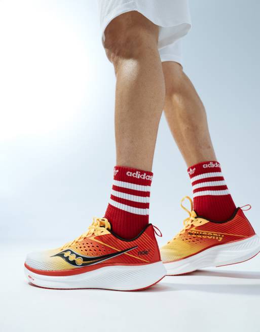 Zapatillas de deporte blancas y doradas Ride 17 Neutral de Saucony, 4 de 5