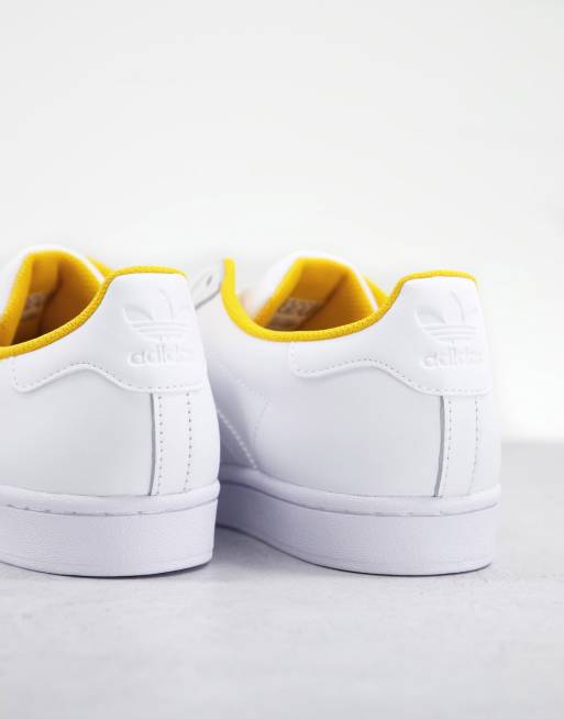 Zapatillas de deporte blancas y doradas Superstar de adidas Originals |