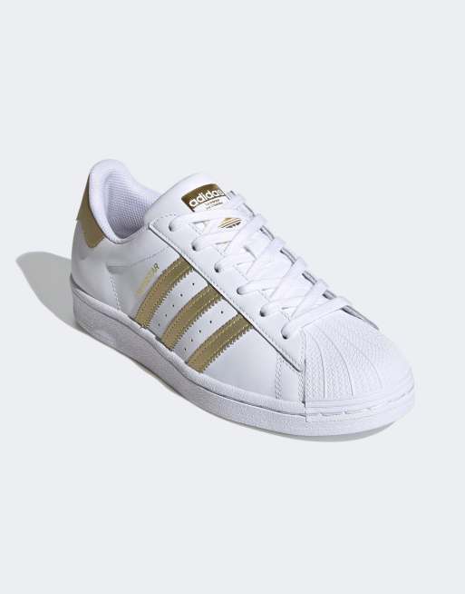 Zapatillas de deporte blancas y doradas Superstar de adidas