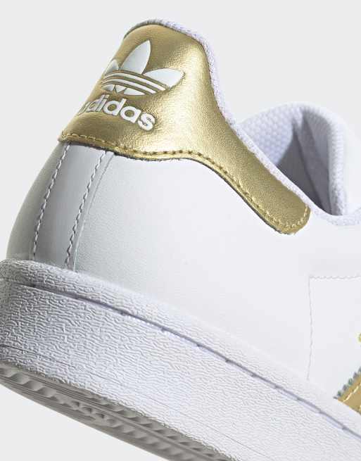 Zapatillas de deporte blancas y doradas Superstar de adidas Originals |