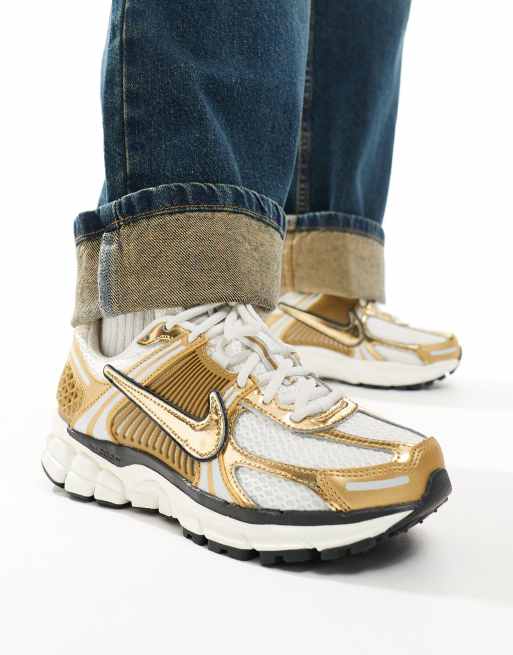 Zapatillas de deporte blancas y doradas Zoom Vomero 5 de Nike, 3 de 5