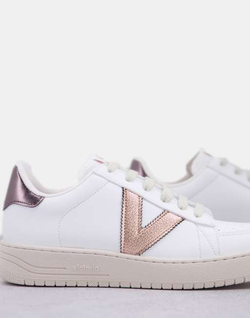 Zapatillas de deporte blancas y dorado rosa de Victoria | ASOS