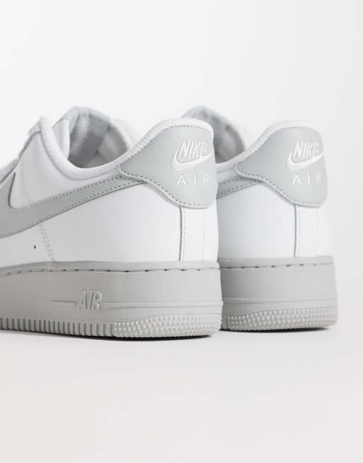 Zapatillas de deporte blancas y grises Air Force 1 '07 ESS de Nike, 2 de 5