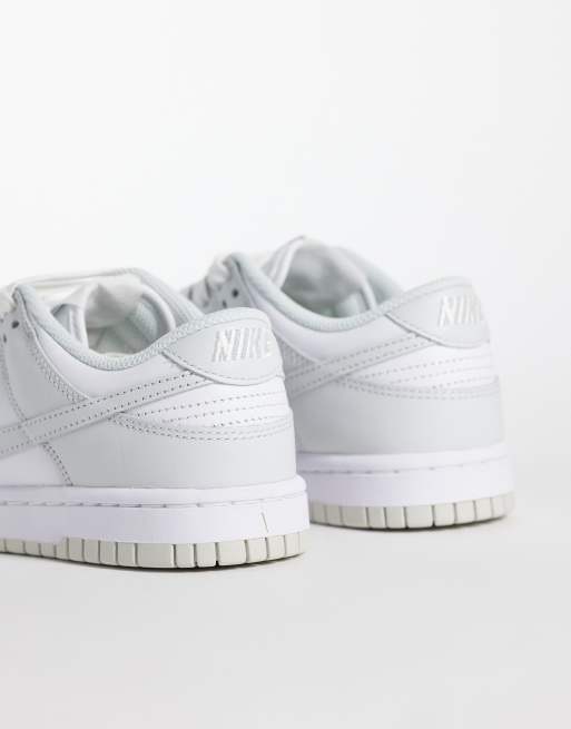Zapatillas de deporte blancas y grises Dunk Low de Nike, 3 de 5