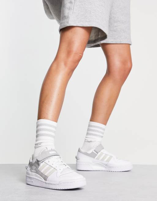 futuro negro un millón Zapatillas de deporte blancas y grises Forum Low de adidas Originals | ASOS