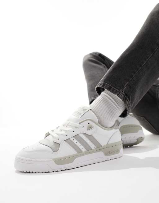 Zapatillas de deporte blancas y grises Rivalry Low de adidas Originals
