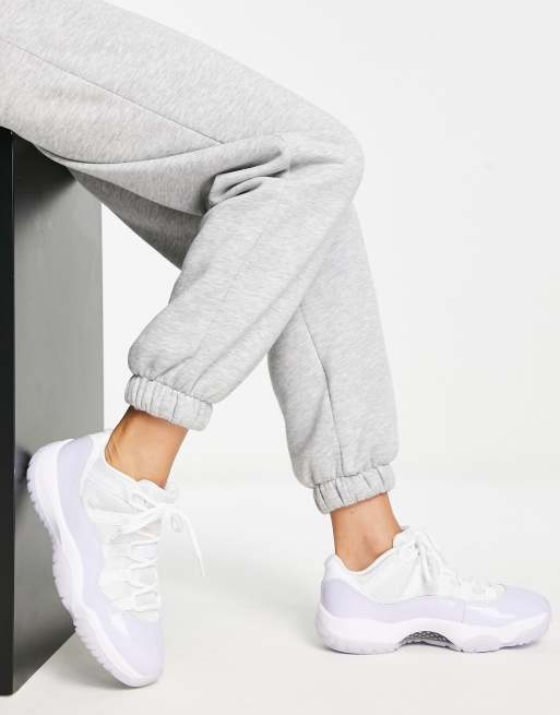 Zapatillas de deporte blancas y moradas Jordan Air 11 Retro Low de Nike, 3 de 4