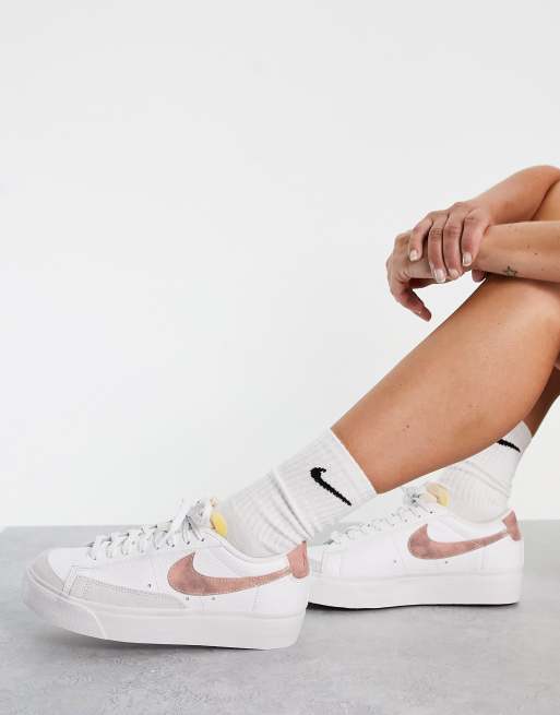 Zapatillas de deporte blancas y naranja ártico marmolado Blazer Low Platform de Nike, 3 de 4