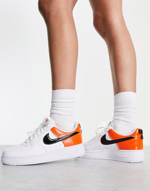 Reducción de precios Articulación Vacante Zapatillas de deporte blancas y naranja brillante Air Force 1 '07 de Nike |  ASOS