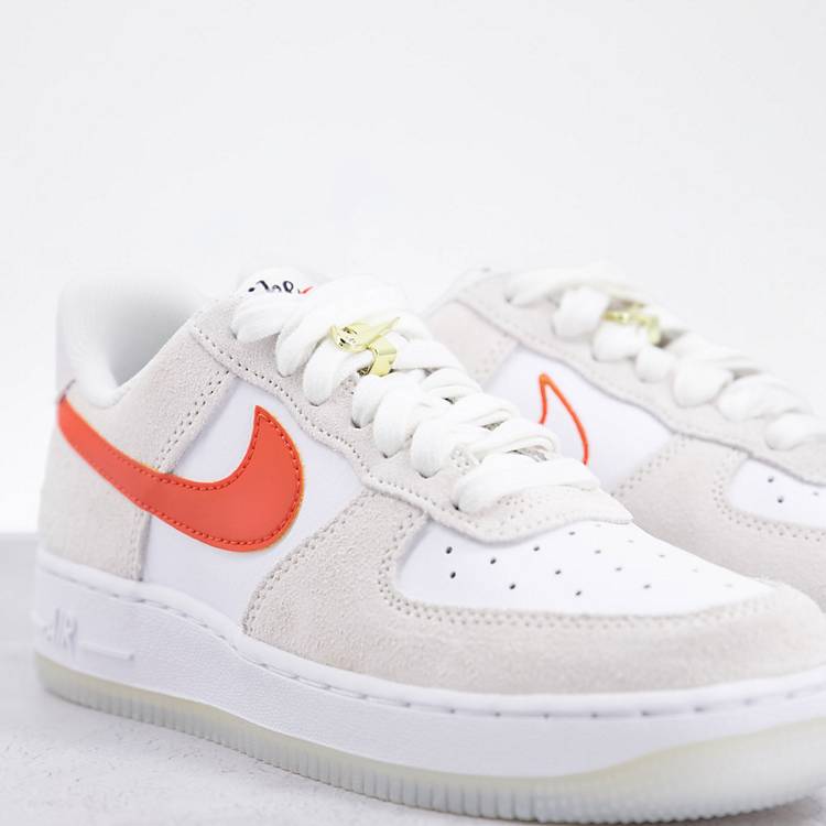 Zapatillas de blancas y naranjas Air Force 1 '07 SE S50 de Nike | ASOS