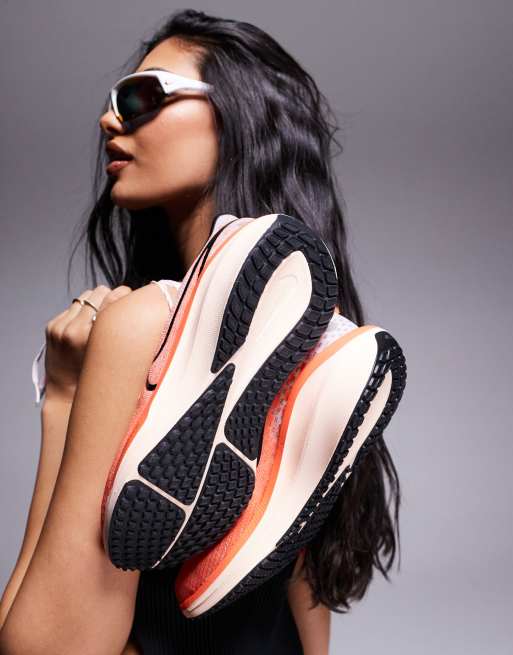 Zapatillas de deporte blancas y naranjas Vomero 17 de Nike Running, 5 de 5