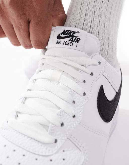 Zapatillas de deporte blancas y negras Air Force 1 '07 de Nike , 4 de 5