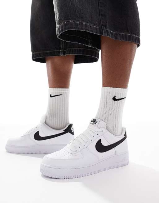 Zapatillas de deporte blancas y negras Air Force 1 '07 de Nike , 5 de 5