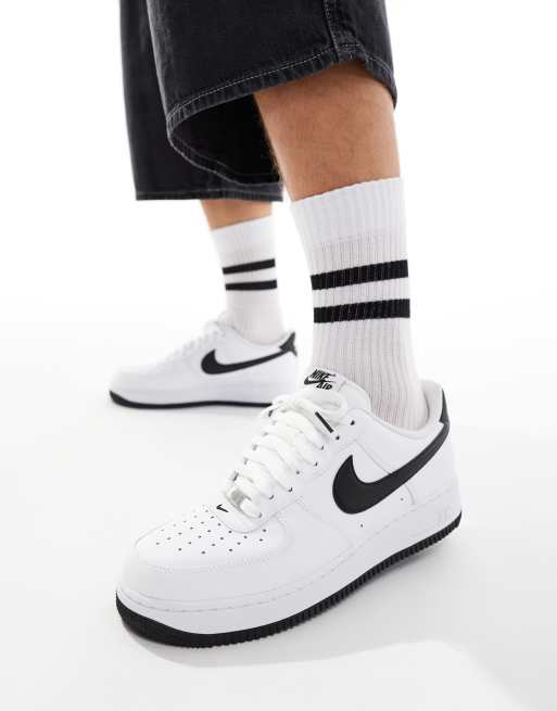 Zapatillas de deporte blancas y negras Air Force 1 '07 de Nike, 5 de 5