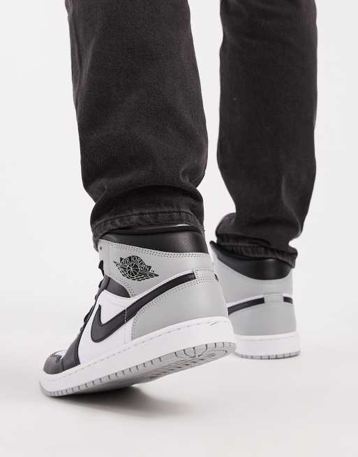Zapatillas de deporte blancas y negras Air Jordan 1 Mid de Nike, 3 de 5