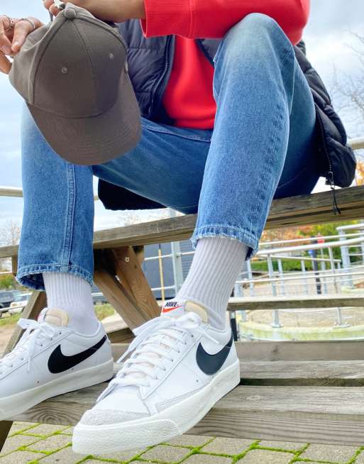 Zapatillas de deporte blancas y negras Blazer Low '77 Vintage de Nike, 4 de 4