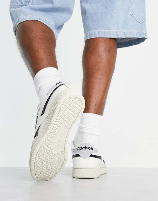 Zapatillas de deporte blancas y negras Club C Revenge de Reebok, 3 de 4