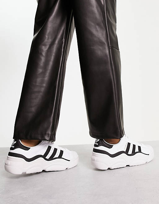 Zapatillas de deporte blancas y negras con suela gruesa Millencon de Originals | ASOS