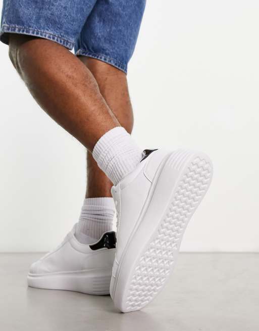 Zapatillas de deporte blancas y negras minimalistas con suela