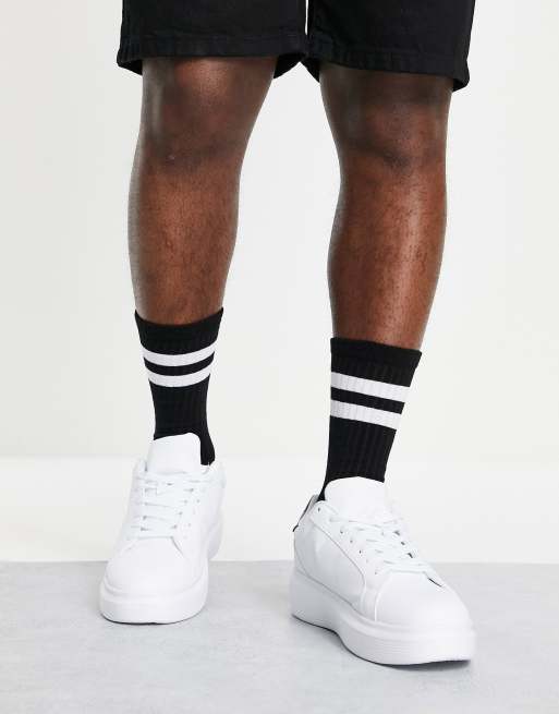 Zapatillas de deporte blancas y negras minimalistas con suela gruesa de Truffle Collection