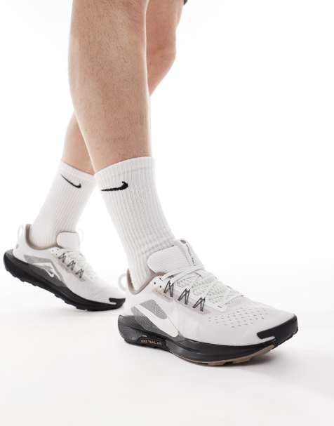 Zapatillas de deporte blancas y negras ReactX Pegasus Trail 5 de Nike Running - view 1