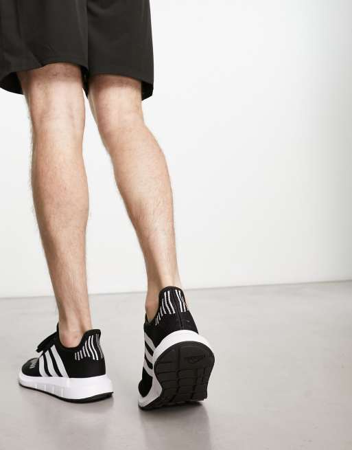 Adidas swift run 2025 blancas y negras