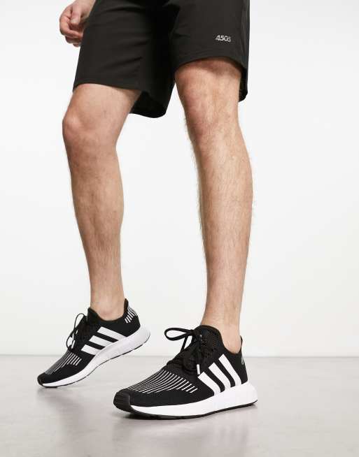 Adidas swift run blancas y negras sale