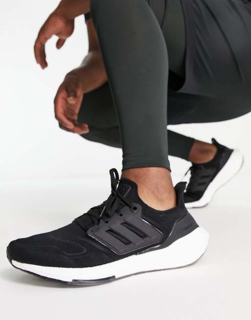 Zapatillas de deporte blancas y negras Ultraboost 22 de Running | ASOS