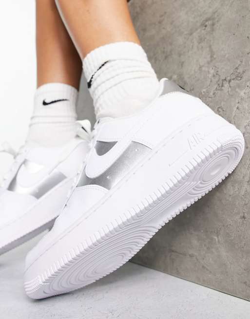 Zapatillas de deporte blancas y plateadas Air Force 1 '07 de Nike, 3 de 4
