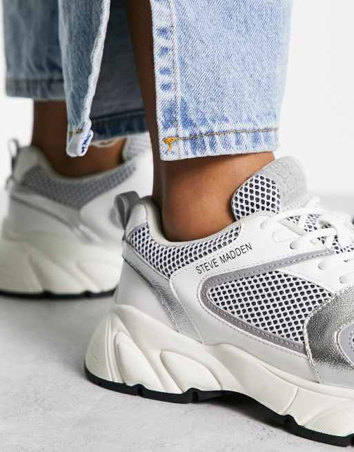 Zapatillas de deporte blancas y plateadas con diseño de varios paneles Standout de Steve Madden, 3 de 4
