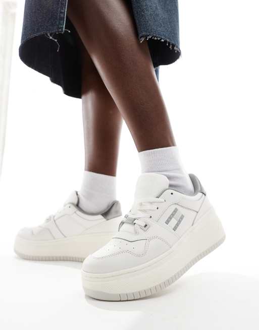 Zapatillas de deporte blancas y plateadas con plataforma plana de estilo baloncesto retro de Tommy Jeans