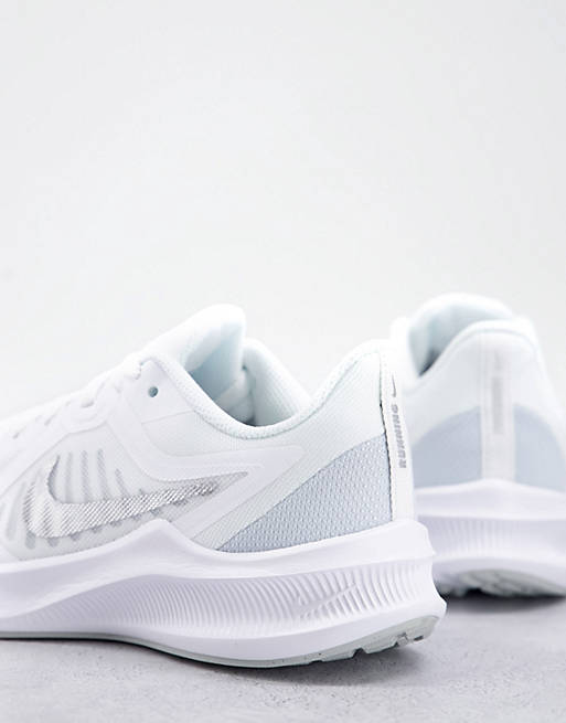 Adoración cielo Grupo Zapatillas de deporte blancas y plateadas Downshifter 10 de Nike Training |  ASOS