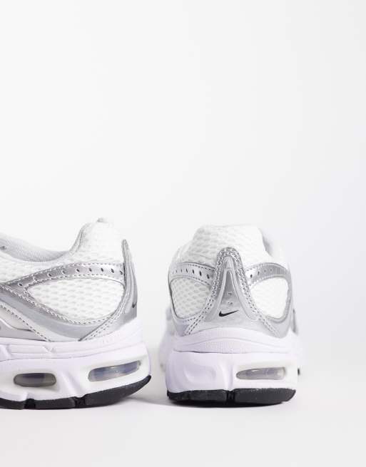 Zapatillas de deporte blancas y plateadas unisex Air Max Moto 2K de Nike, 4 de 5