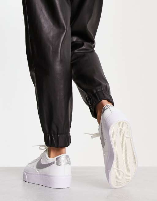 Zapatillas de deporte blancas y plateado metalizado con plataforma Blazer Low Platform de Nike