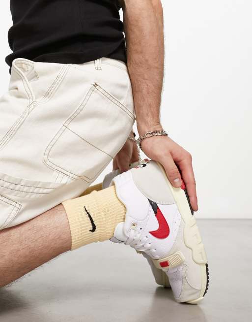 Zapatillas de deporte blancas y rojas Air Trainer 1 de Nike, 3 de 4