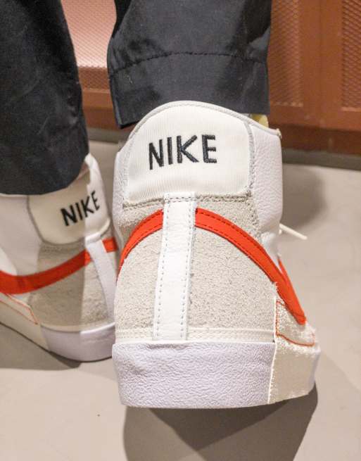 Zapatillas de deporte blancas y rojas Blazer Mid '77 Pro Club de Nike, 3 de 4