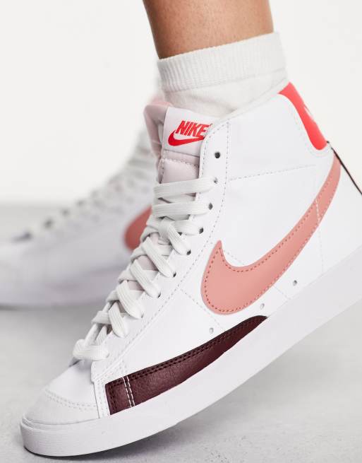 Zapatillas de deporte blancas y rojo polvo de estrellas Blazer 77 Mid de Nike ASOS