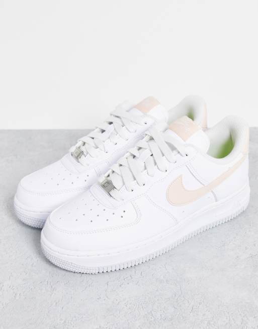 Adaptado Durante ~ Norma Zapatillas de deporte blancas y rosa coral básicas de materiales  sostenibles Air Force 1 '07 de Nike | ASOS