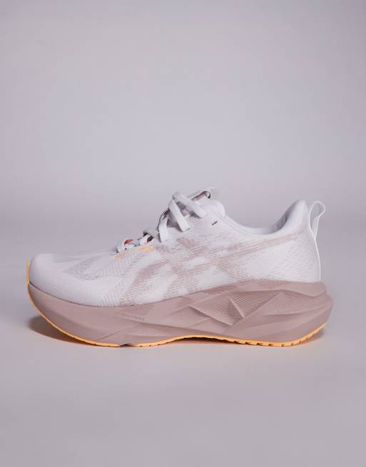 Zapatillas de deporte blancas y rosa empolvado Novablast 5 de Asics Running, 2 de 5