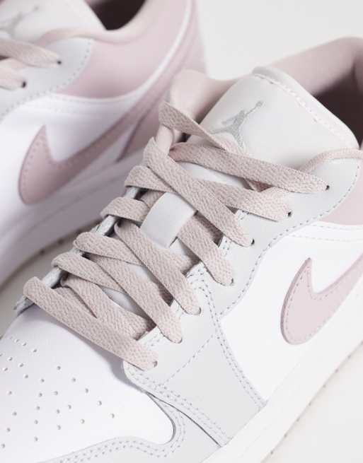 Zapatillas de deporte blancas y rosas Air Jordan 1 Low de Nike, 4 de 5