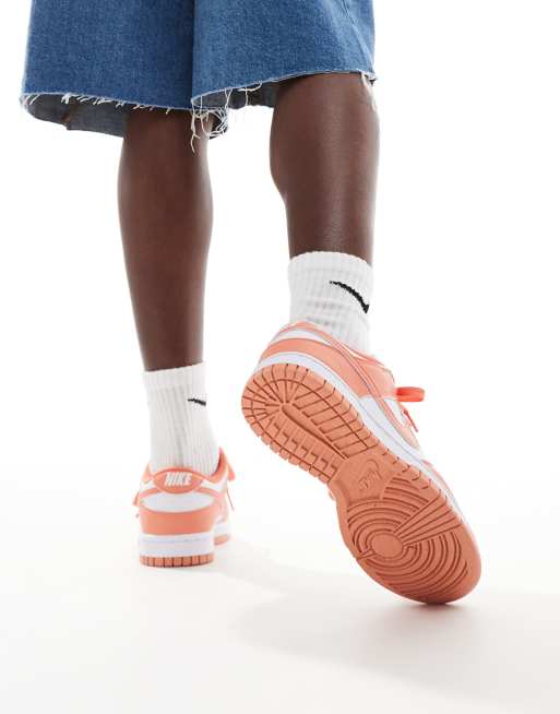 Zapatillas de deporte blancas y rosas Dunk Low NN de Nike ASOS