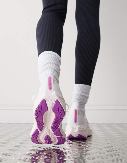 Zapatillas de deporte blancas y rosas neutras Novablast 4 de ASICS Running, 3 de 5