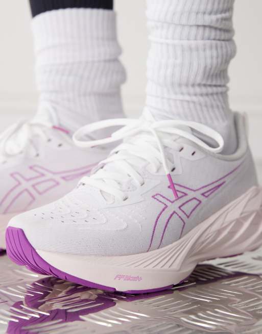 Zapatillas de deporte blancas y rosas neutras Novablast 4 de ASICS Running, 4 de 5