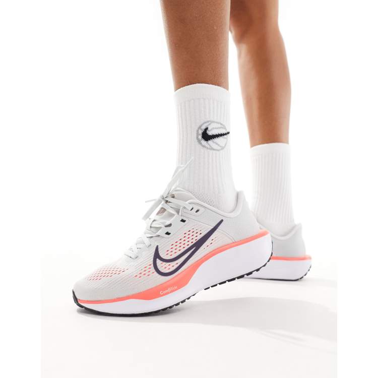 Zapatillas de deporte blancas y rosas Quest 6 de Nike Running ASOS