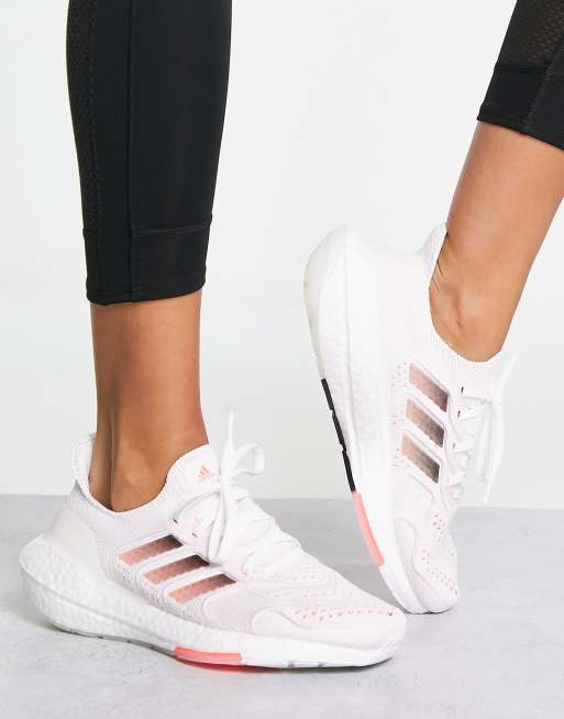 Zapatillas de deporte blancas rosas Ultraboost 22 de adidas Running ASOS