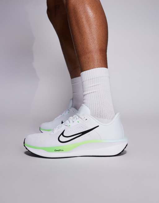 Zapatillas de deporte blancas y verde neón Quest 6 de Nike Running, 4 de 5